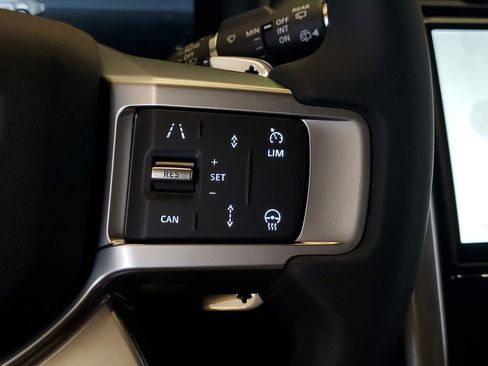 Used 2025 Land Rover Discovery Dynamic SE AWD/4WD image 19