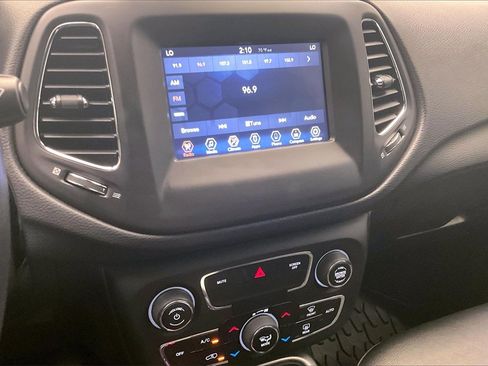 Used 2019 Jeep Compass Latitude image 4