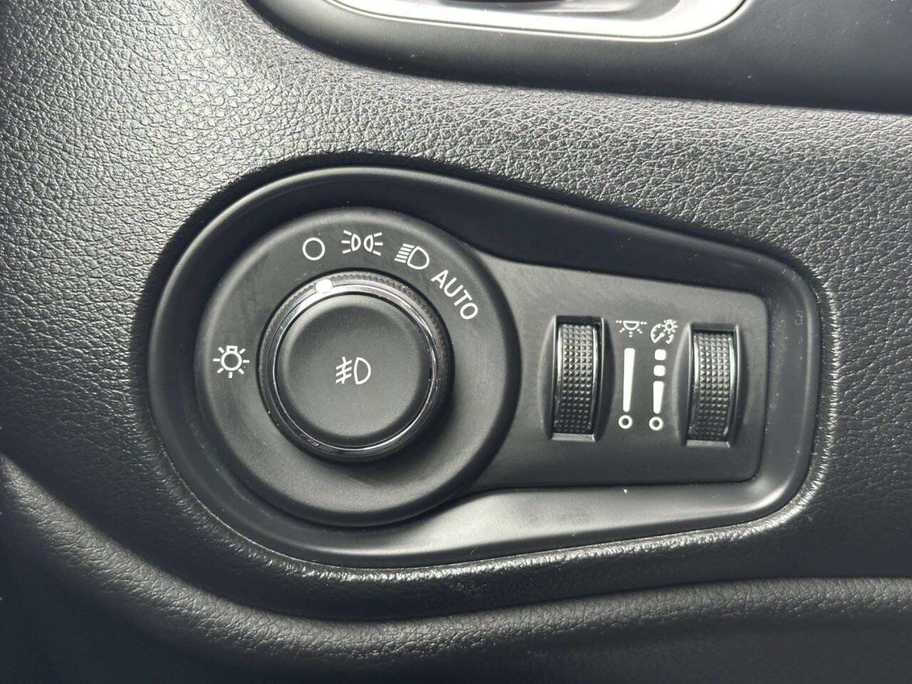Used 2020 Jeep Renegade Latitude AWD/4WD image 33