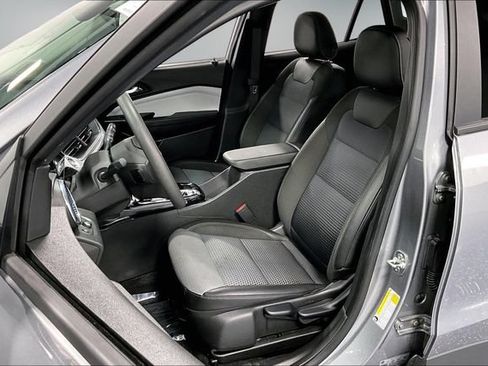 Used 2025 Chevrolet Trax LT FWD image 19