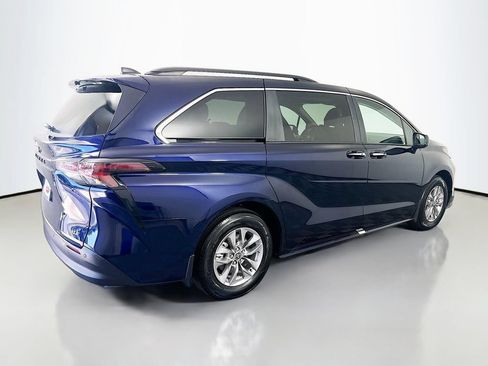 Certified 2026 Toyota Sienna XLE FWD image 5