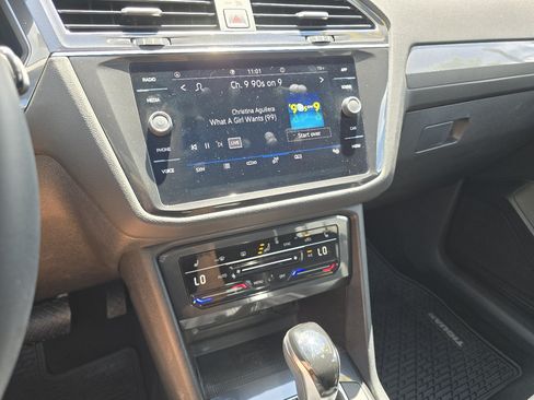 Used 2022 Volkswagen Tiguan SE w/ Panoramic Sunroof Package FWD image 35