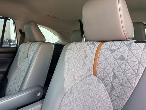Used 2023 Toyota Highlander Bronze Edition image 15