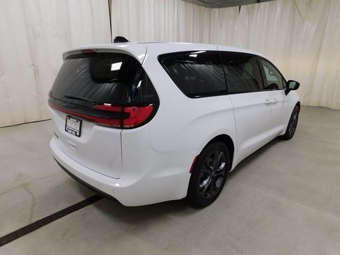 New 2026 Chrysler Pacifica Select image 18