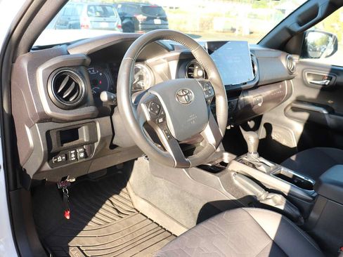 Used 2017 Toyota Tacoma TRD Sport w/ Tow Package (A/T) AWD/4WD image 10