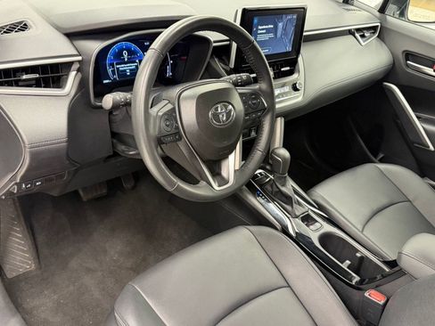 Used 2025 Toyota Corolla Cross XLE FWD image 3