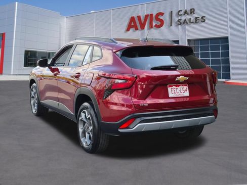 Used 2025 Chevrolet Trax LT w/ LT Convenience Package FWD image 9