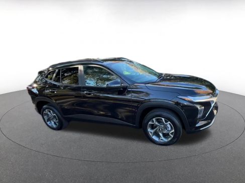 Used 2025 Chevrolet Trax LT image 2