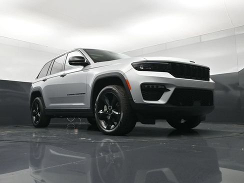 Used 2024 Jeep Grand Cherokee Limited w/ Luxury Tech Group II AWD/4WD image 19