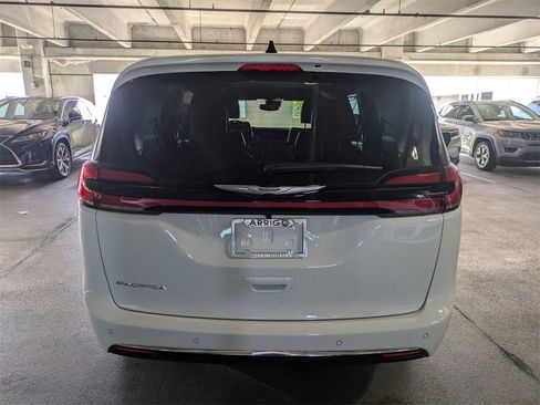 New 2026 Chrysler Pacifica Select image 6