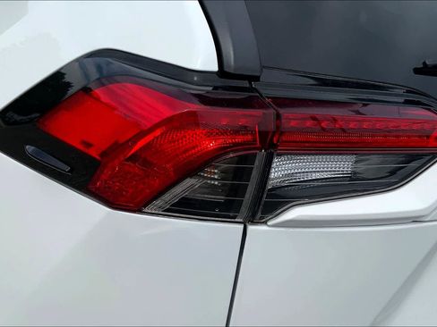 Used 2021 Toyota RAV4 XLE FWD image 28