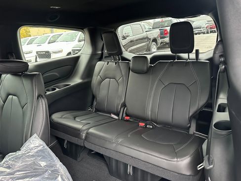 New 2026 Chrysler Pacifica Select image 14