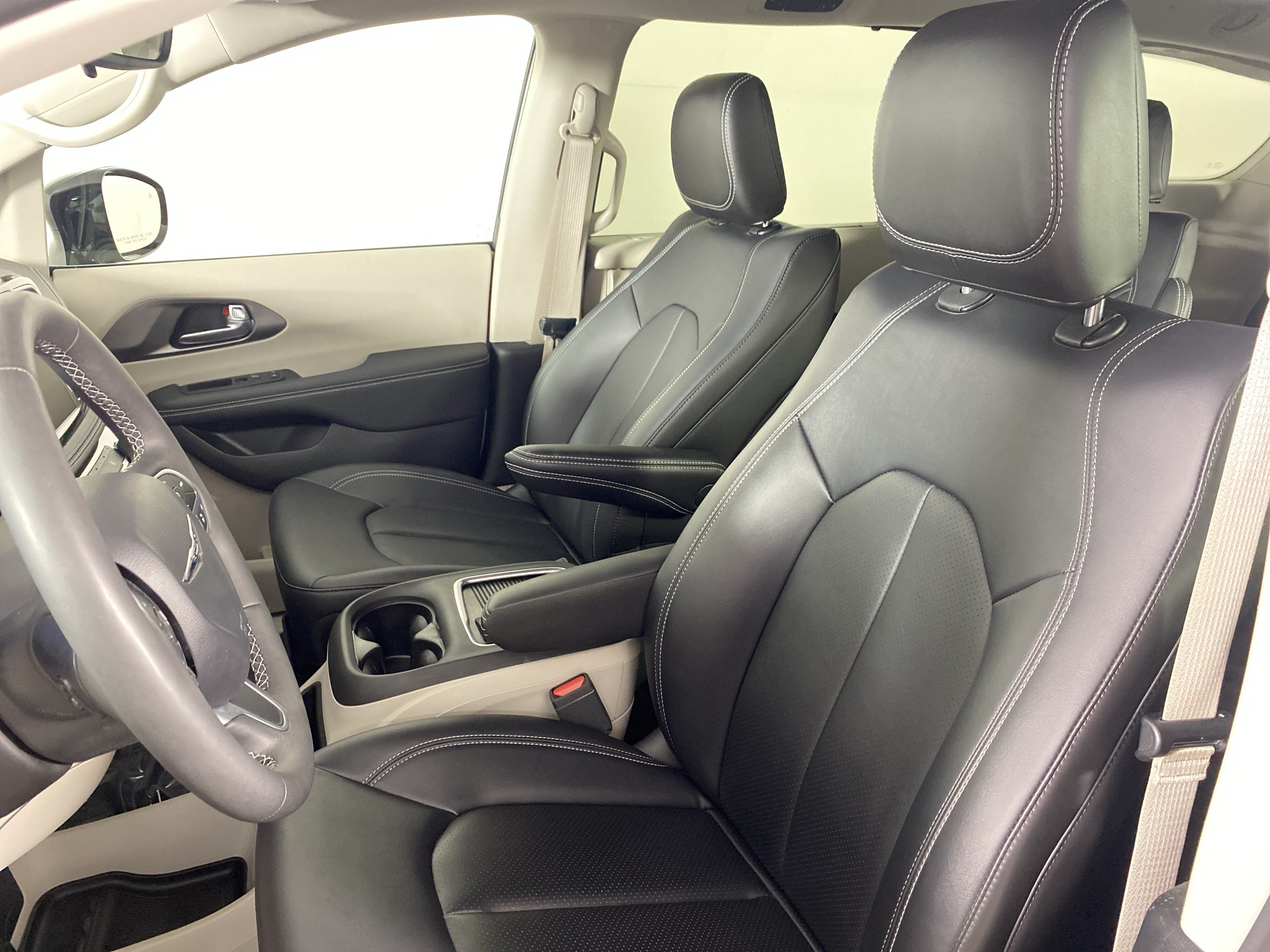 Used 2024 Chrysler Pacifica Touring-L AWD/4WD image 15
