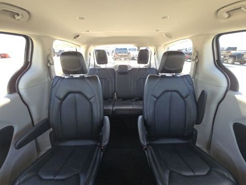 Used 2024 Chrysler Pacifica Touring-L image 18