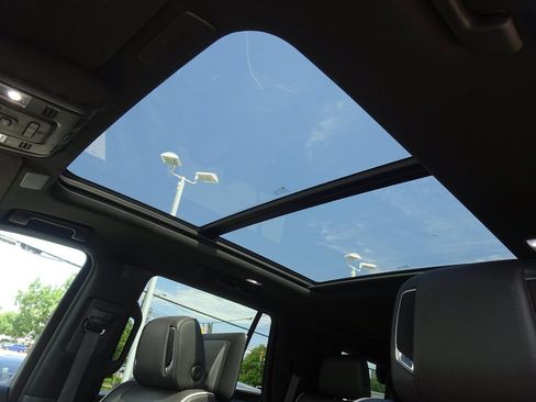 Used 2021 Cadillac Escalade Premium Luxury AWD/4WD image 12