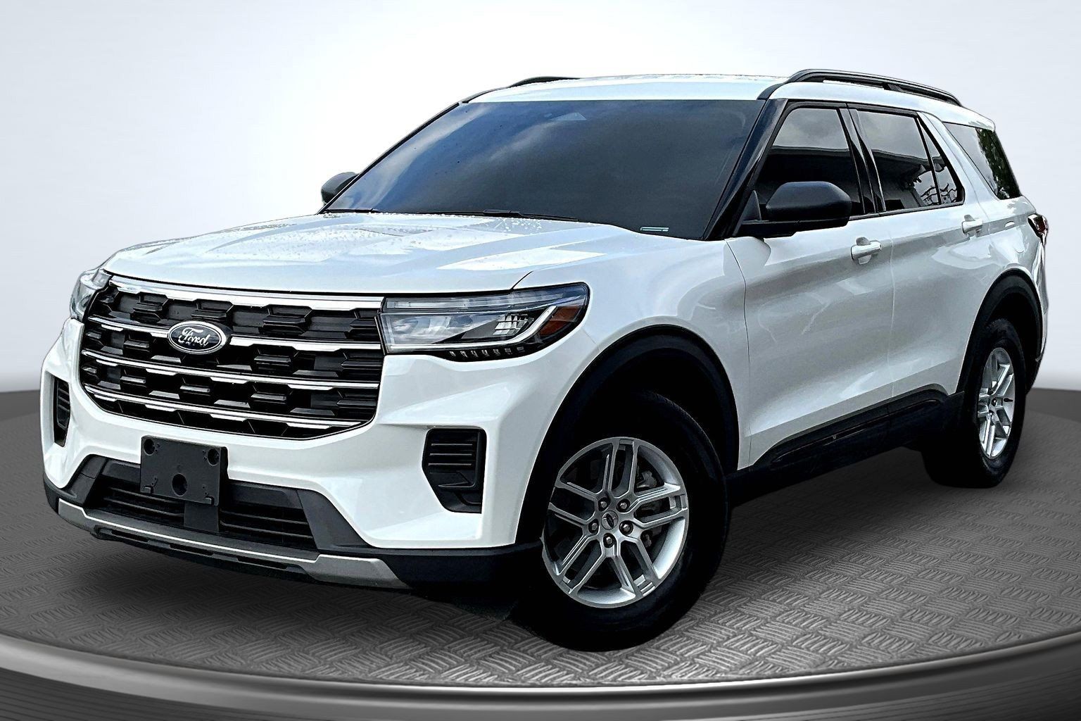 Used 2026 Ford Explorer Active RWD image 1