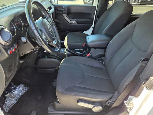 Used 2018 Jeep Wrangler Sport w/ Connectivity Group AWD/4WD image 10
