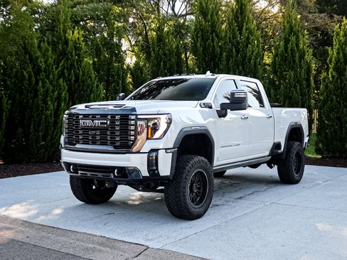 Used 2024 GMC Sierra 2500 Denali Ultimate AWD/4WD image 5