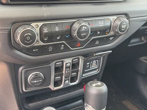 Used 2025 Jeep Wrangler Sahara image 22