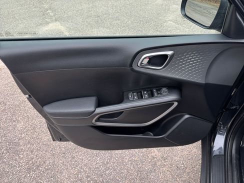 Used 2025 Kia Soul LX w/ LX Technology Package image 18