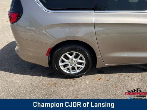 Used 2018 Chrysler Pacifica LX FWD image 35