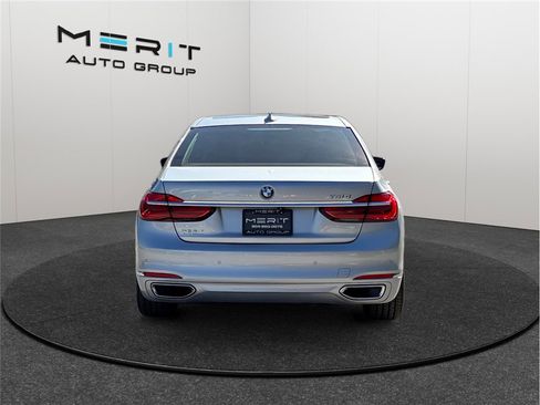Used 2019 BMW 740i image 8