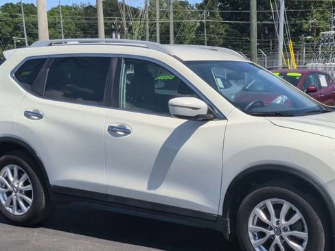 Used 2017 Nissan Rogue SV FWD image 2
