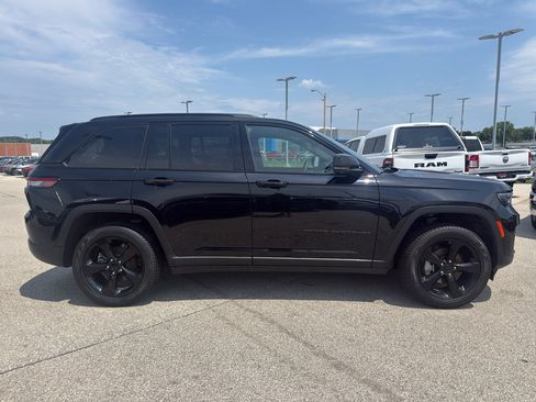 Used 2024 Jeep Grand Cherokee Limited w/ Luxury Tech Group II AWD/4WD image 4
