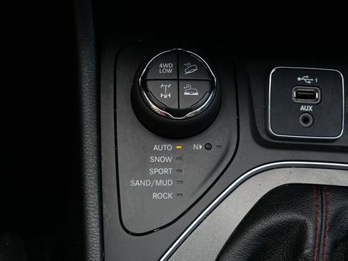 Used 2019 Jeep Cherokee Trailhawk w/ Cold Weather Group AWD/4WD image 25