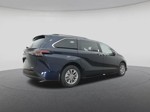New 2026 Toyota Sienna XLE image 25