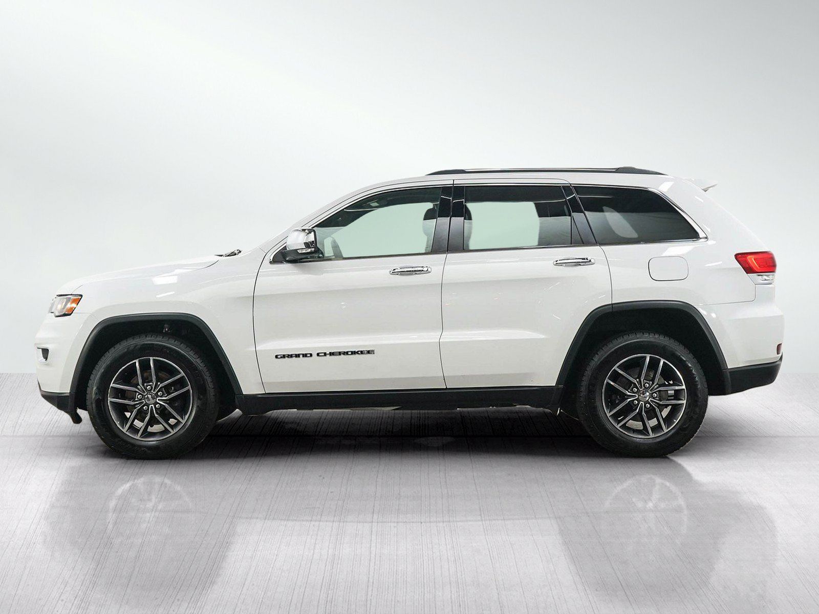 Used 2017 Jeep Grand Cherokee Limited AWD/4WD image 2