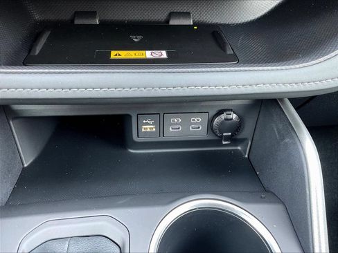 Used 2025 Toyota Highlander XLE FWD image 18