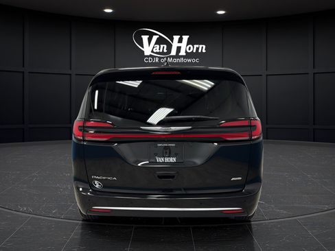 Used 2023 Chrysler Pacifica Touring-L w/ Uconnect Theater Family Group AWD/4WD image 6