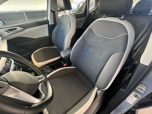 Used 2025 Volkswagen Taos SE image 36