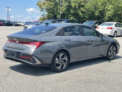 Certified 2025 Hyundai Elantra Limited FWD image 13