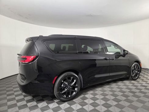 New 2026 Chrysler Pacifica Limited w/ Uconnect Theater Family Group FWD image 4