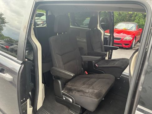 Used 2019 Dodge Grand Caravan SE FWD image 17