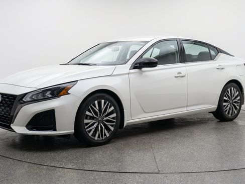 Used 2025 Nissan Altima 2.5 SV FWD image 3