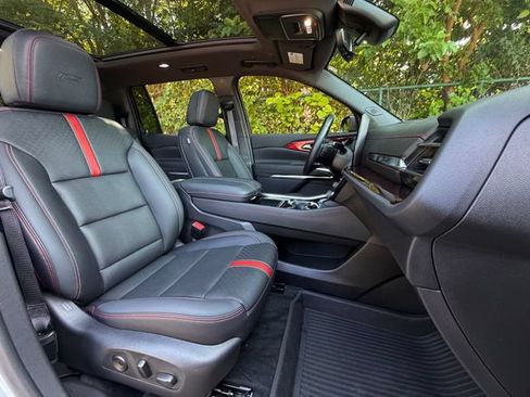 Used 2024 Chevrolet Traverse RS w/ LPO, Floor Liner Package AWD/4WD image 25