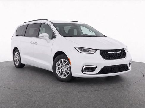 Used 2022 Chrysler Pacifica Touring-L FWD image 2