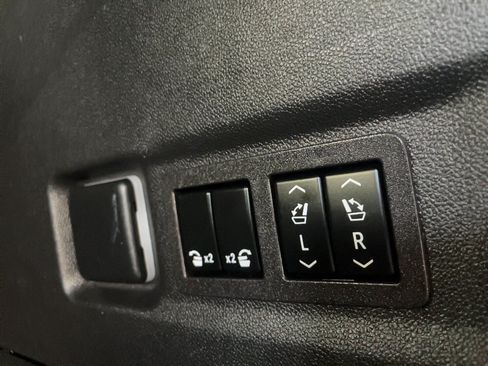 Used 2023 GMC Yukon XL SLT w/ SLT Premium Package AWD/4WD image 25