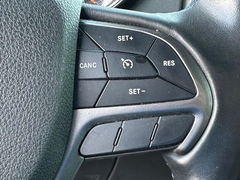 Used 2018 Jeep Grand Cherokee Laredo AWD/4WD image 16