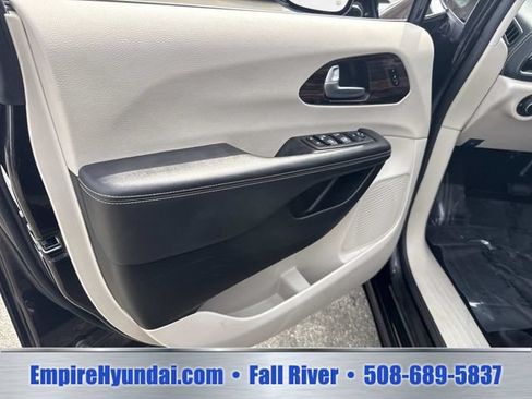 Used 2023 Chrysler Pacifica Limited FWD image 18