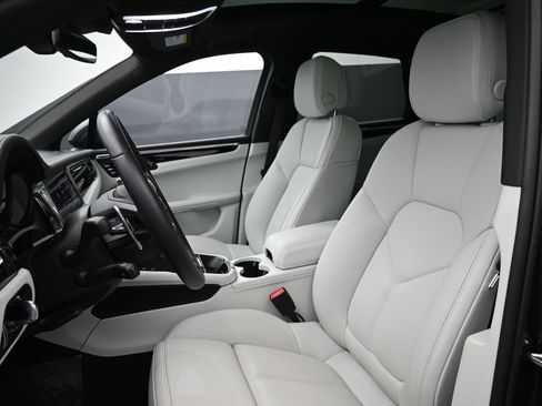 New 2025 Porsche Macan image 5