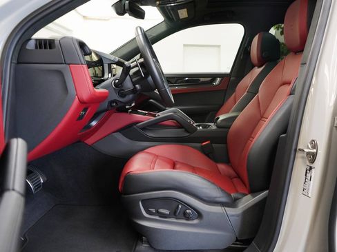 Used 2025 Porsche Cayenne GTS AWD/4WD image 45