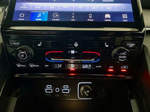 Used 2024 Jeep Grand Cherokee L Limited image 12