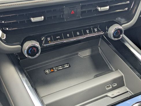 New 2025 Chevrolet Suburban High Country image 14