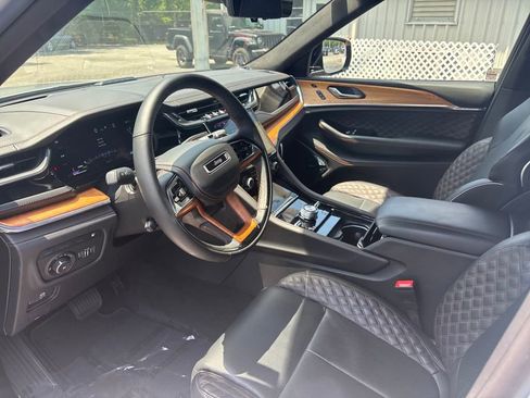 New 2024 Jeep Grand Cherokee Summit image 2
