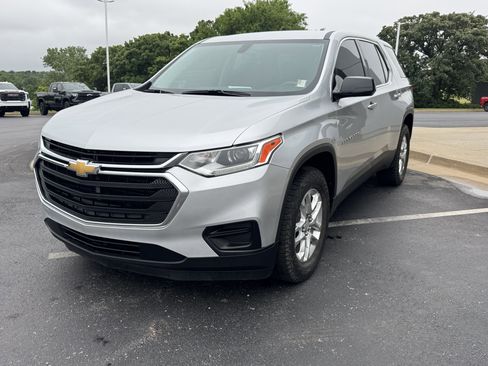 Used 2018 Chevrolet Traverse LS FWD image 2