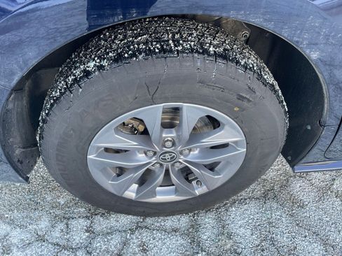 Used 2025 Toyota Sienna XLE image 32